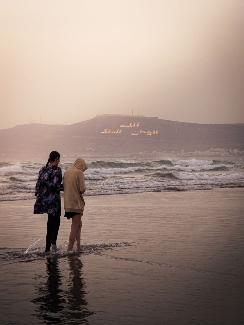 Bord de mer d'Agadir au coucher du soleil — location de voiture à Agadir