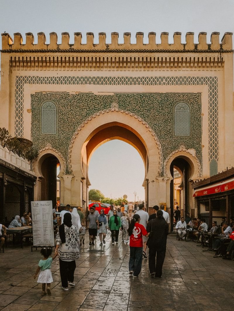 Porte bleue de la médina de Fès — location de voiture à Fès